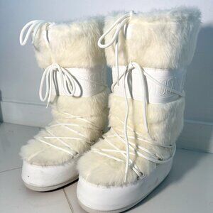 Moon Boot Women’s Classic Faux Fur Snow Boots – White – Size fits between 9/10.5